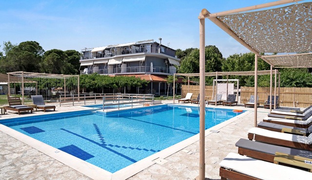 Studio Apartment 'Iguana 10' with Shared Pool, Wi-Fi and Air Conditioning