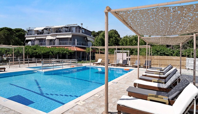 Studio Apartment 'Iguana 7' with Shared Pool, Wi-Fi and Air Conditioning
