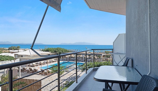 Studio Apartment 'Iguana 2' with Shared Pool, Wi-Fi and Air Conditioning