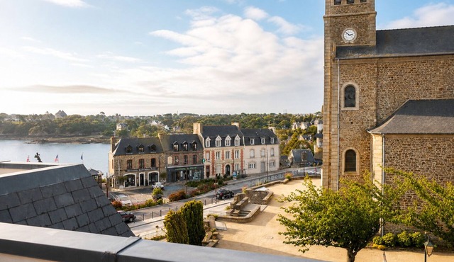 Studio apartment in Dinard, 300 meters from the beach, ocean view, small terrace, private parking!