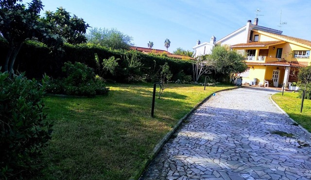 Studio apartment in Villa with garden