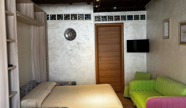 Studio apartment in the center of town between lake and numerous spa sites.