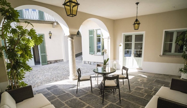 Studio apartment in beautiful 18th century villa with private covered patio