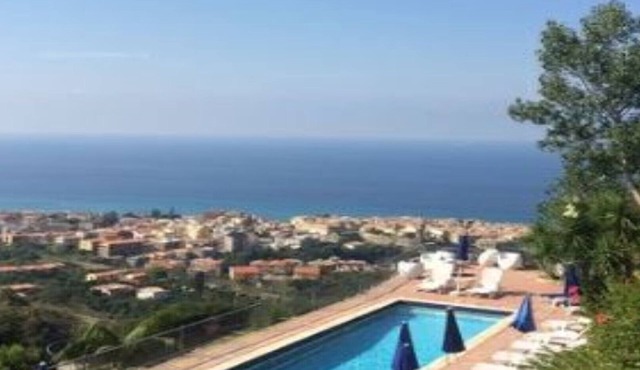 Studio apartment in villa with Pool, 4km from tropea