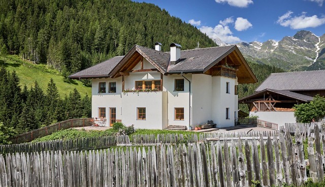Studio Apartment "Jaufenspitze Blasighof" with Mountain View, Wi-Fi & Garden