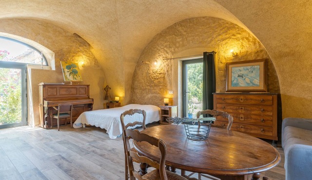 Studio Apartment 'L'Amaryflor' with Private Garden