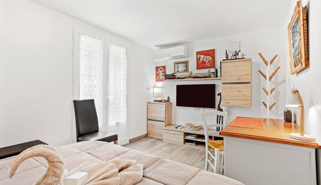 Studio Apartment 'Le Clos Madame - Le Jardin' with Shared Pool, Wi-Fi and Air Conditioning