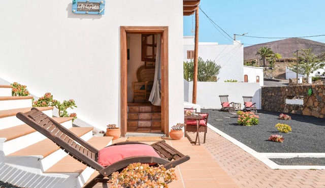 Studio Apartment Loft la Petite with Wi-Fi, Garden & Terrace; Parking Available