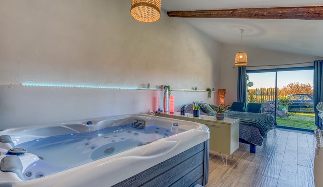 Studio Apartment 'Lovestudio Spa Privé Arles Campagne' with Private Terrace and Shared Garden
