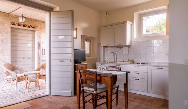 Studio-Apartment mit Garten, Grill, Pool und Aussicht by Interhome