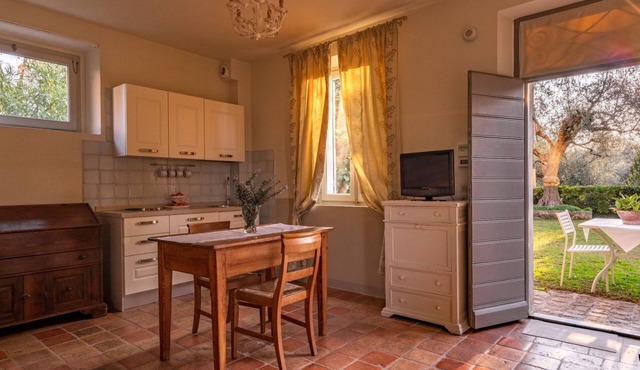 Studio-Apartment mit Sommerpool, Garten und Aussicht by Interhome