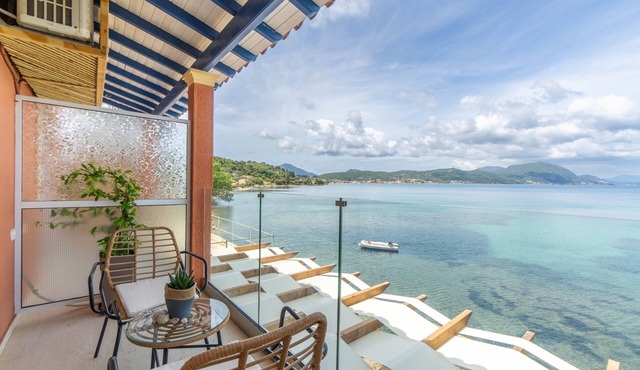 Studio Apartment 'Nikos Seaside 5' with Sea View, Wi-Fi and Air Conditioning