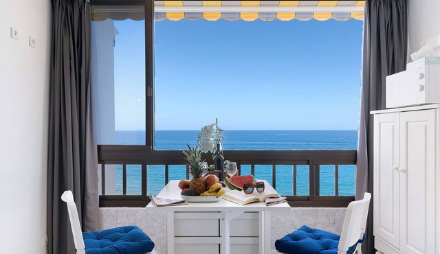 Studio Apartment "Ocean View Patalavaca" with Sea View, Shared Pool & Wi-Fi