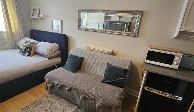 Studio Apartment Sleeps 4 with Parking