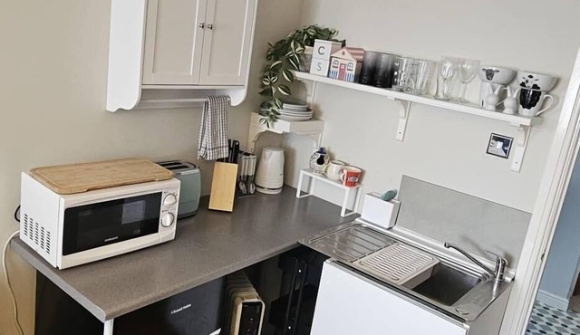 Studio Apartment Sleeps 4 with Parking
