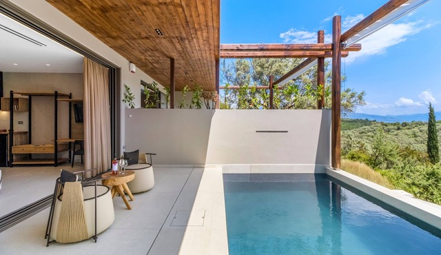 Studio Apartment 'Studio Thetis' with Private Pool, Wi-Fi and Air Conditioning