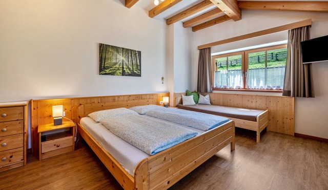 Studio Apartment 'Urthalerhof Landhaus' with Mountain View, Shared Garden and Wi-Fi
