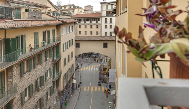 Studio apartment with a Balcony next to the PONTE VECCHIO