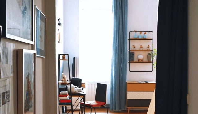 Studio apartment with big balcony and art in the air! 10 min to the city!