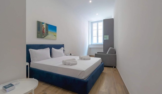 Studio apartment with double bed, armchair bed and equipped kitchenette.