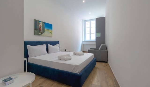 Studio apartment with double bed, armchair bed and equipped kitchenette.