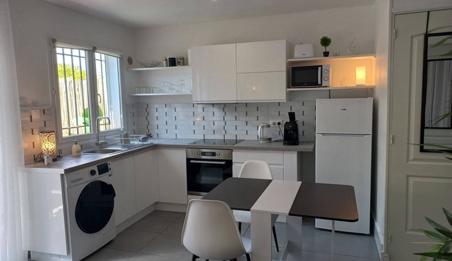 Studio apartment with parking and outdoor area - 20 minutes from the beach