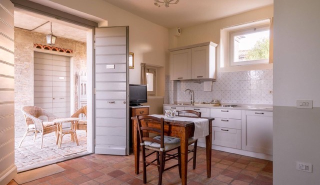 Studio apartment with garden, barbecue, pool and view