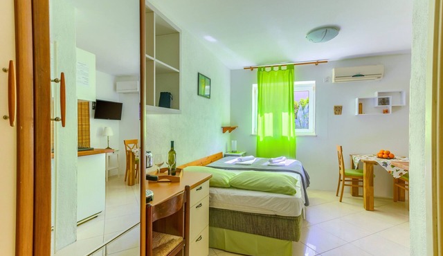 Studio apartment with garden, on 5 min walking to the Bacvice beach