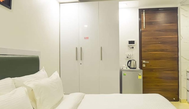 Studio apartment with patio gym near global foyer