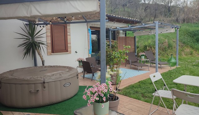 Studio apartment with hot tub and patio in peaceful countryside!