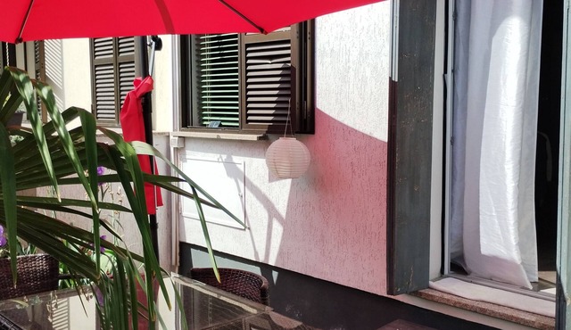 Studio apartment with patio, minutes from the airport and downtown Bergamo.
