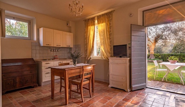 Studio apartment with summer pool, garden and view