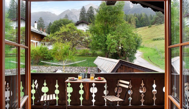 Studio Apartment 'Zugspitznest' with Mountain View, Balcony and Wi-Fi
