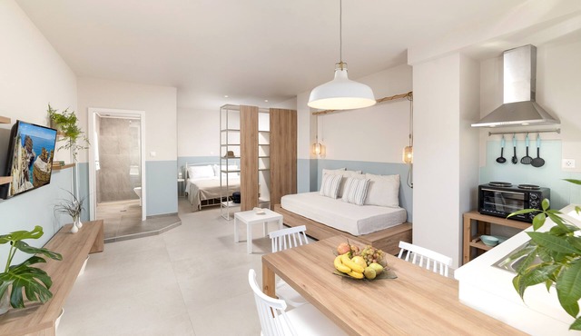 Studio appartment with patio by the coast