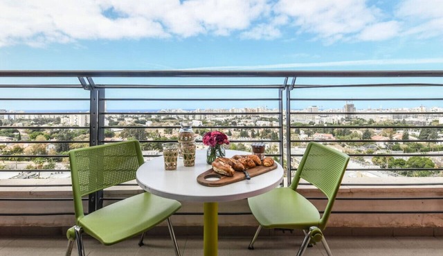 Studio apt w balcony and Kitchen