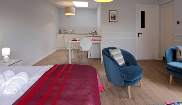 Studio Apt w/kitchen, dining area and parking