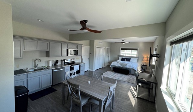 Studio apt w/laundry + parking