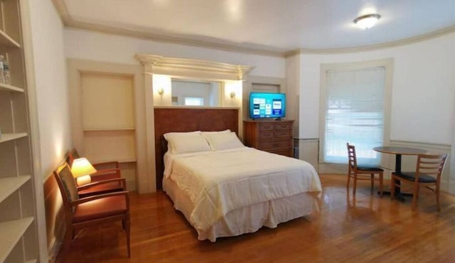 Studio Apt walk to MCPHS, WPI, St Vincent Hospital