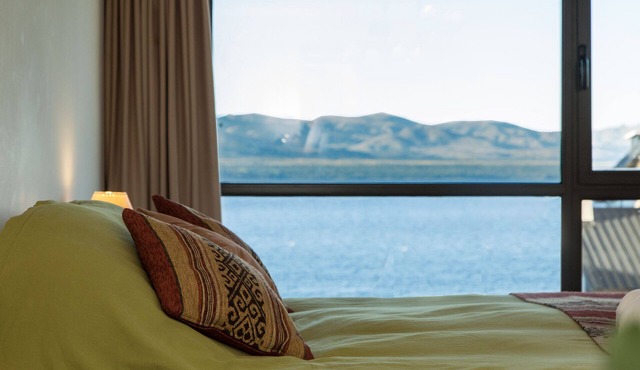 Studio apartment overlooking the lake and the mountains bright