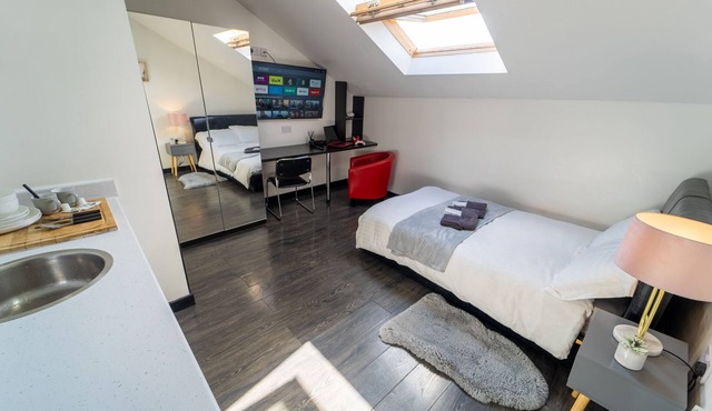 Studio available for short term right by UOB & QE!