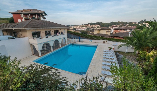 Studio avec accès piscine, Wi-Fi + Parking gratuit