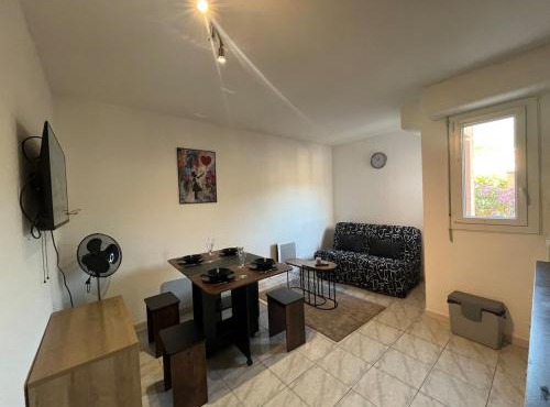 Studio avec piscine à 1km de la plage
