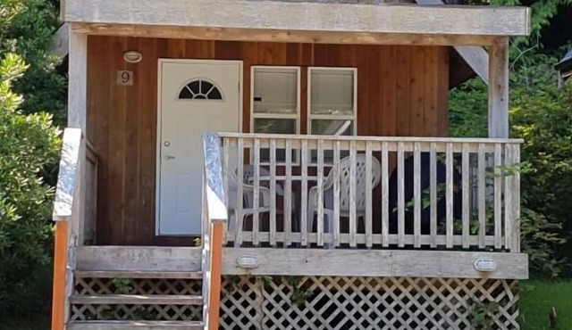 Studio B - Cozy Cottage Walking Distance to Two Beaches