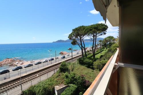 Studio beautiful sea view direct beach access parking AC