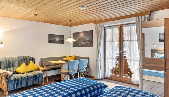 Studio 'Burgberg' with Mountain View, Balcony and Wi-Fi
