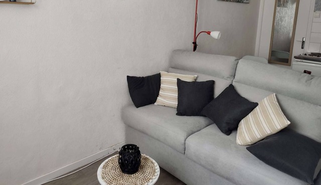 Studio by the sea and city center, Arromanches