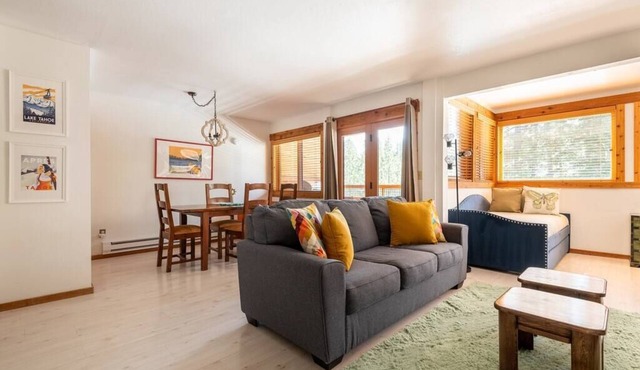 Studio by Palisades Tahoe w/pool & tub access.