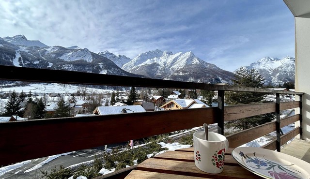 Studio cabin for 4 with balcony, near shops and free shuttle