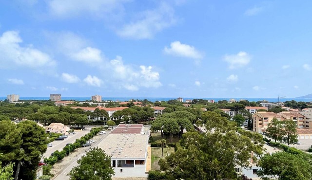 Studio cabin for 4, 500m from the sea with TV, DW, WM, pets allowed