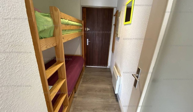 Studio cabin for 4, near slopes, balcony, elevator, central location